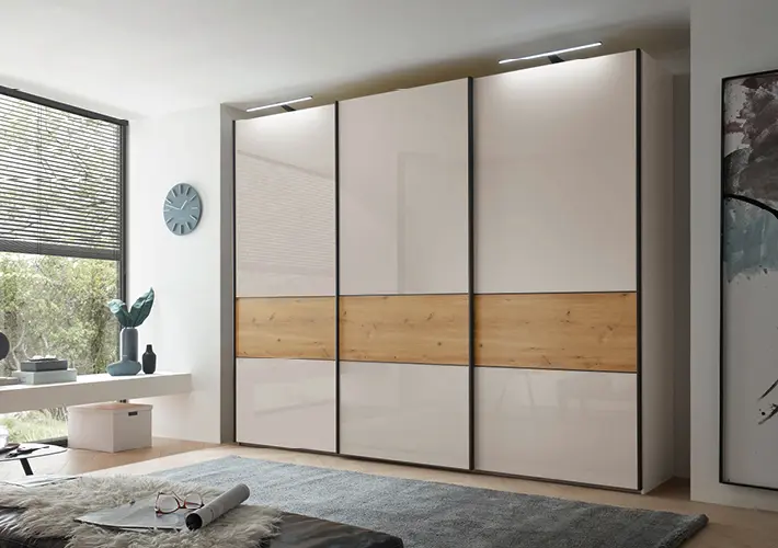 Kleiderschrank mit weißen Fronten und Holzdekor, Fenster, Uhr und Teppich
